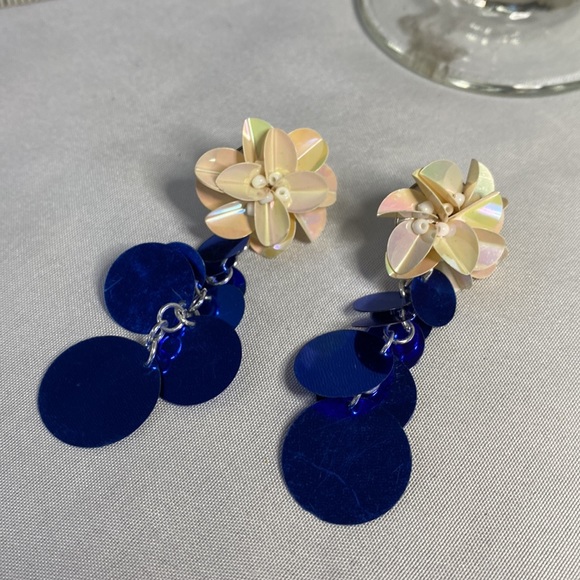 Fun sequin flower disc earrings - Picture 6 of 7
